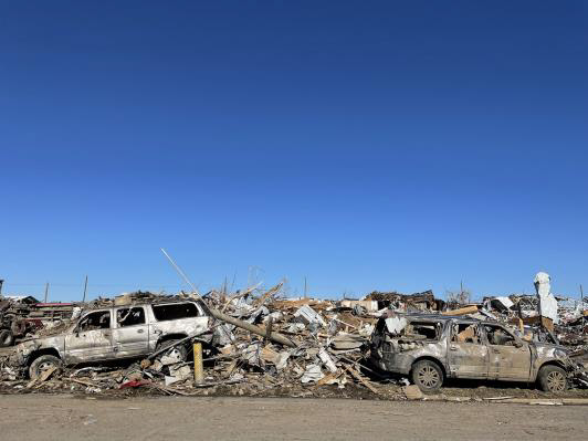 토네이도가 남긴 잔해더미로 13일(현지시간) 아수라장인 미 켄터키주 메이필드. 미국에서는 지난 10일 밤 중부지역에 수십 개의 토네이도가 덮쳐 막대한 피해를 냈다.       메이필드[미 켄터키주]=연합뉴스